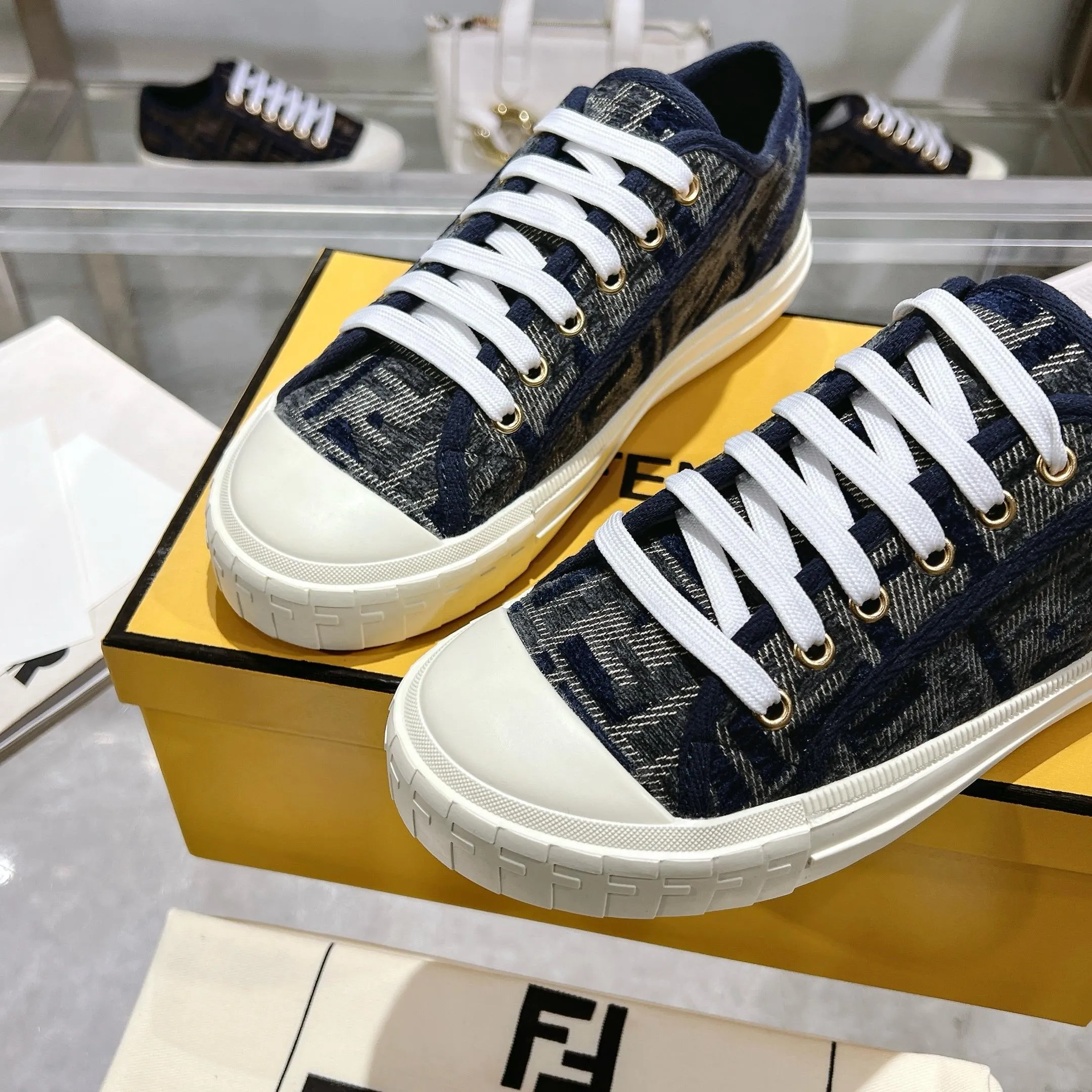 Couple style 💰460❤️Fendi Fendi's latest couple canvas shoes ❑ Fabric: Original customized imported jacquard canvas material ❑ Inner lining: Imported canvas material ❑ Sole: Original molded non-slip TPU outsole ❑ Bottom thickness: 2.5cm ❑ Size: Women's 35-40/Men's 39-45